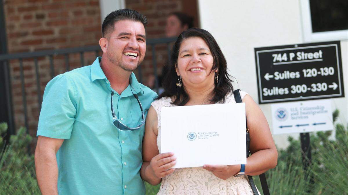 Dafne Melgar, con su esposo José Melgar, despues de la ceremonia de naturalización. Melgar, es originaria del Distrito Federal, México, y vive en la ciudad de Tulare. Ella fue unos 64 mexicanos dieron juramento a los Estados Unidos en las Oficinas de Servicio de Ciudadanía e Inmigración de los Estados Unidos en Fresno convirtiéndose en nuevos ciudadanos americanos en el día de la Independencia de México, el 16 de septiembre.