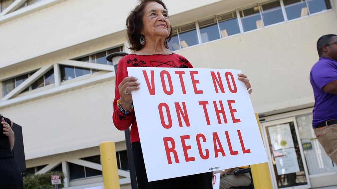 Dolores Huerta espera una entrevista con una estación de televisión de Fresno después de su manifestación en el centro de Fresno del 7 de septiembre de 2021 en la que pide un voto no en la elección de destitución del gobernador Gavin Newsom.