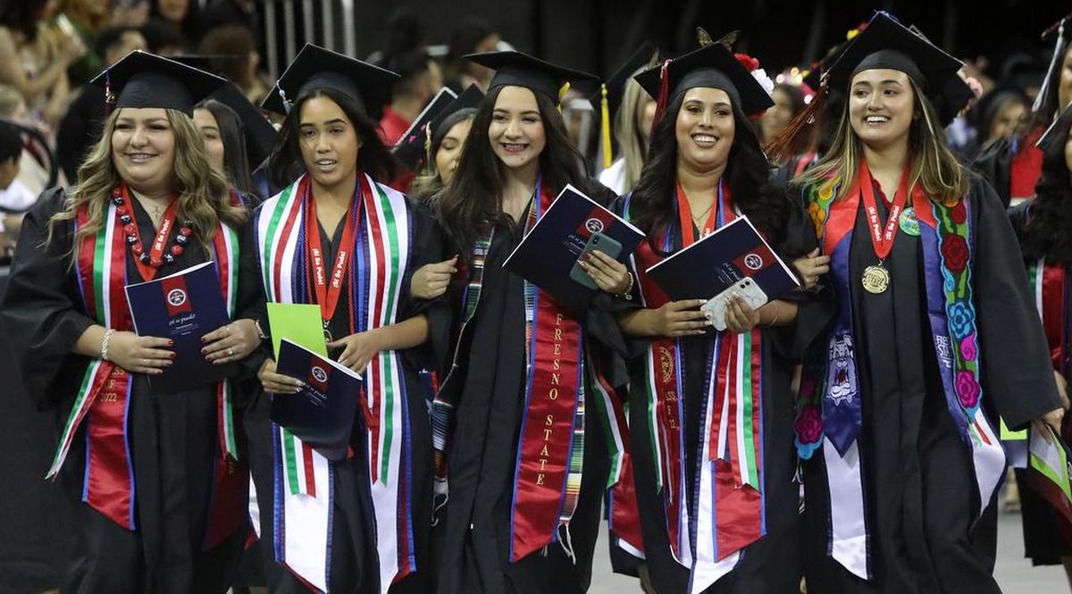Los graduados de Fresno State participan en la Celebración de Graduación Chicano/Latino del 46.º aniversario en el Save Mart Center el 21 de mayo de 2022.