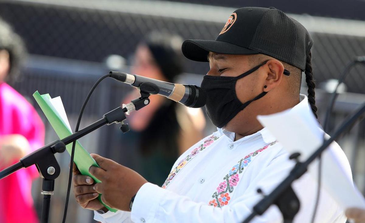 Una Isu (Miguel Villegas) gets a hand after reciting portions of the poem ‘Tantos Años Juntos’ during a June 13, 2021 pop up performance at the Madera fairgrounds to promote COVID-19 vaccinations.