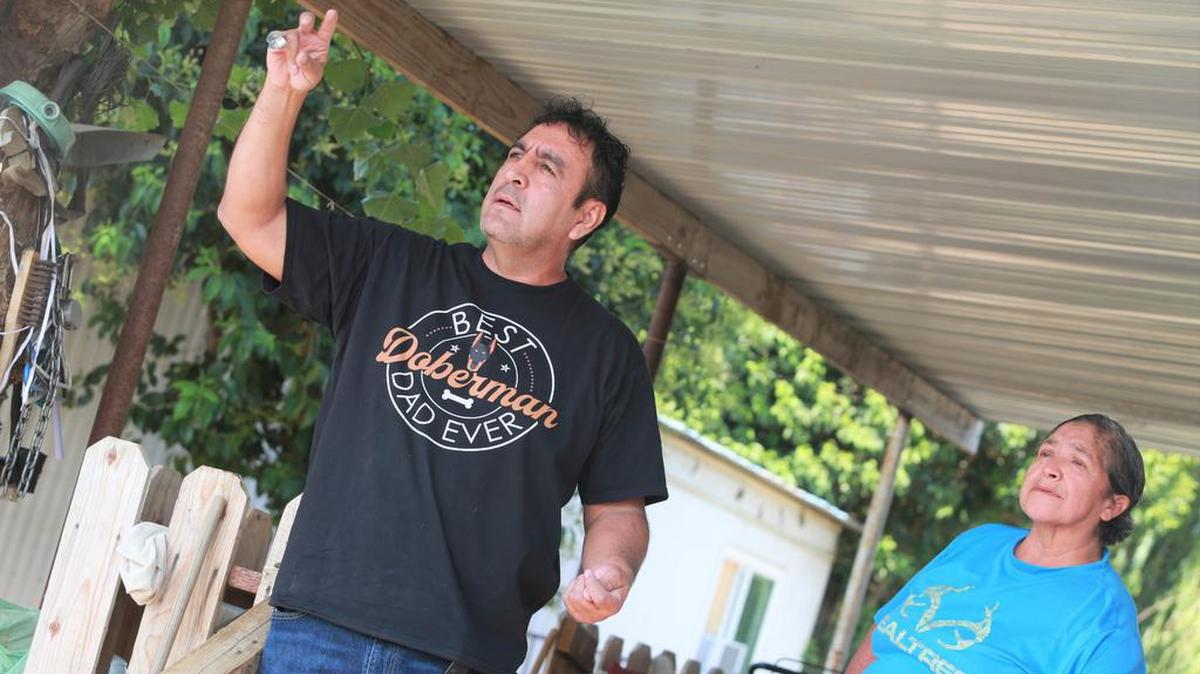 Armando Valdez junto a la señora Hermila Raya, en su casa rodante en Cantúa Creek 25 de julio. Valdez ha estado al pendiente de ella y su esposo Salvador Aguirre, llevándoles despensas de comida. 
