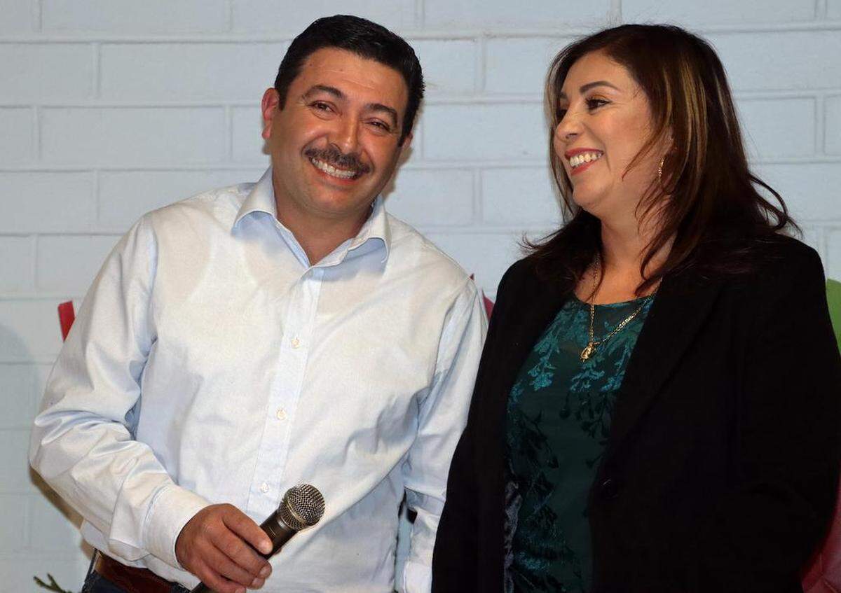 Humberto ‘Beto’ and Gaby Gómez, owners of Zamora’s Carnitas Restaurant, thanked their supporters during a posada for the restaurant owner and workers on Dec. 19, 2022.