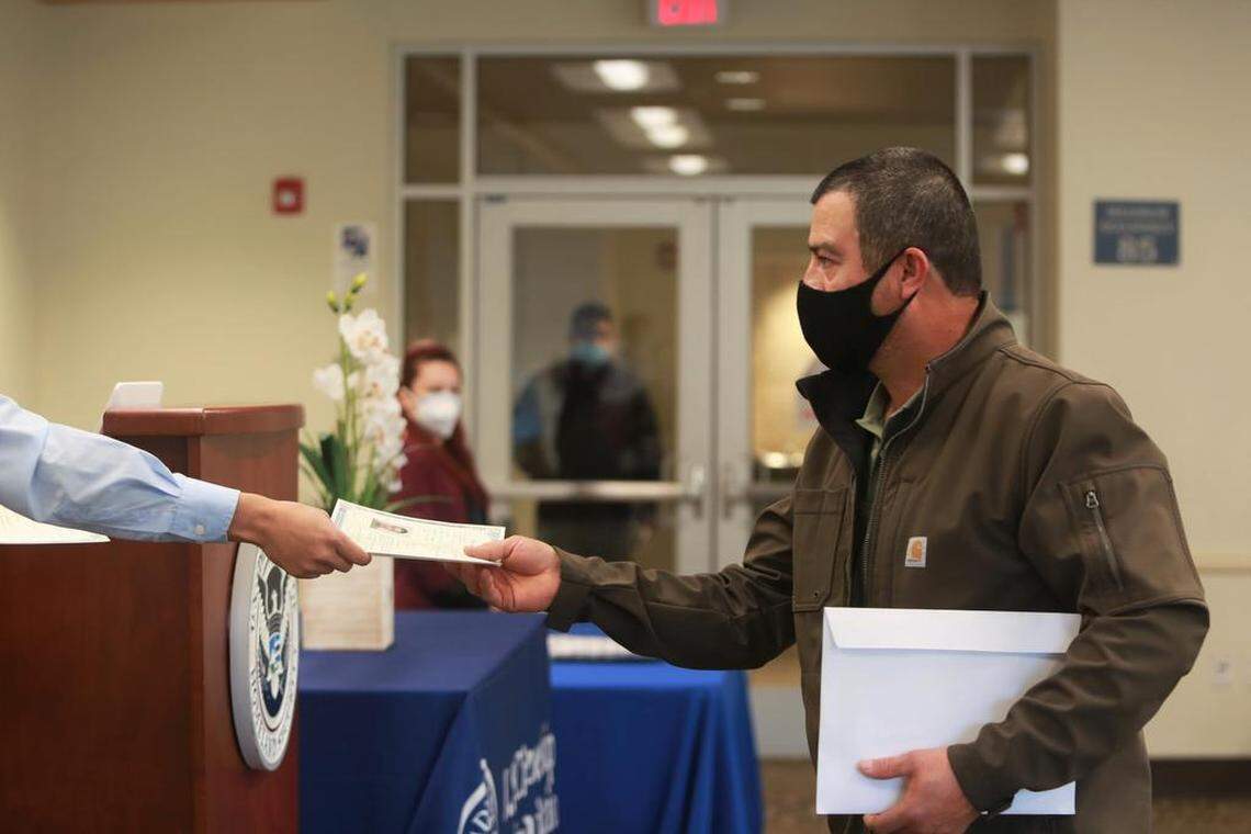 Rafael Ávila Sánchez se convirtió en nuevo ciudadano la mañana del jueves, 17 de febrero cuando tomó juramento a la bandera de los Estados Unidos en las oficinas del Servicio de Ciudadanía e Inmigración de Estados Unidos en Fresno.&nbsp;