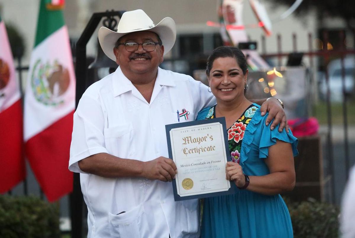 El alcalde de Madera, Santos García, entregó un certificado a la cónsul de México en Fresno, Adriana González Carrillo, durante la celebración del Día de la Independencia de México en el Consulado de México en Fresno, el 15 de septiembre de 2022.