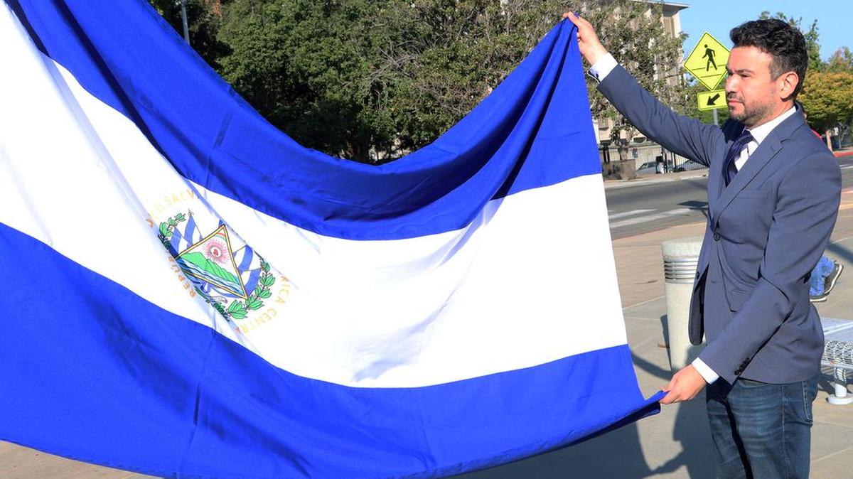 Jason Manuel Castro Olivares, cónsul general en Fresno del consulado salvadoreño, prepara la bandera de su país para ser izada en el Ayuntamiento de Fresno el 16 de septiembre de 2022.