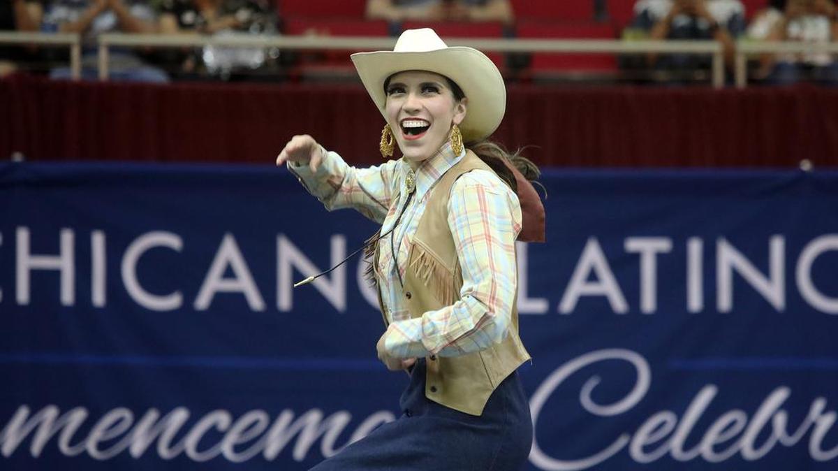 La graduada de Fresno State, Chabeli Torres, se presenta con Los Danzantes de Aztlán antes de participar en la celebración de graduación del 46.° aniversario chicano/latino en el Save Mart Center el 21 de mayo de 2022.
