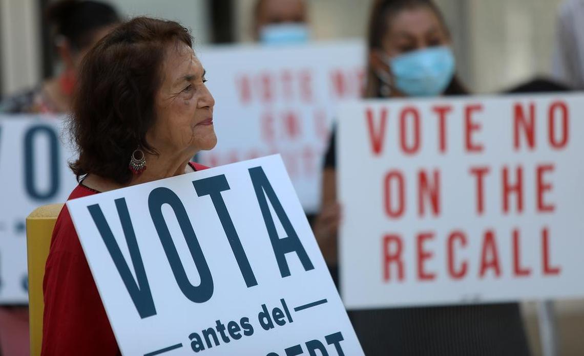 Dolores Huerta escucha a uns oradors durante una manifestación en el centro de Fresno el 7 de septiembre de 2021 que pide un voto en contra de la elección de destitución del gobernador Gavin Newsom.