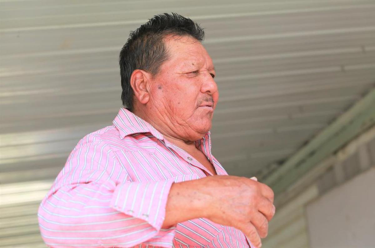 Salvador Aguirre en la entrada de su casa en Cantúa Creek. Armando Valdez ha estado al pendiente de él y su esposa Hermila Raya llevándoles despensas de comida.