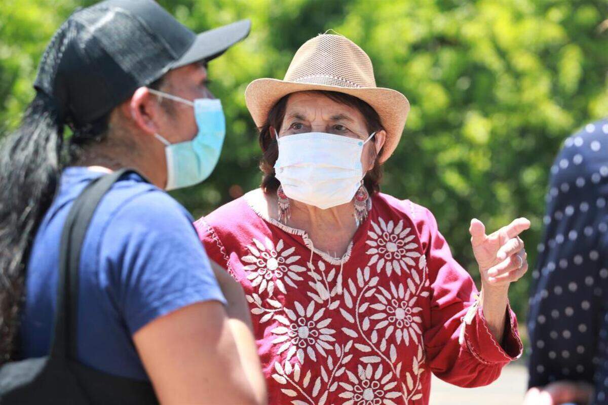 La activista Dolores Huerta (centro) también visitó uno de los campos en el área de Goshen para ver la divulgación de información en los campos durante la caravana móvil en el Condado de Tulare.