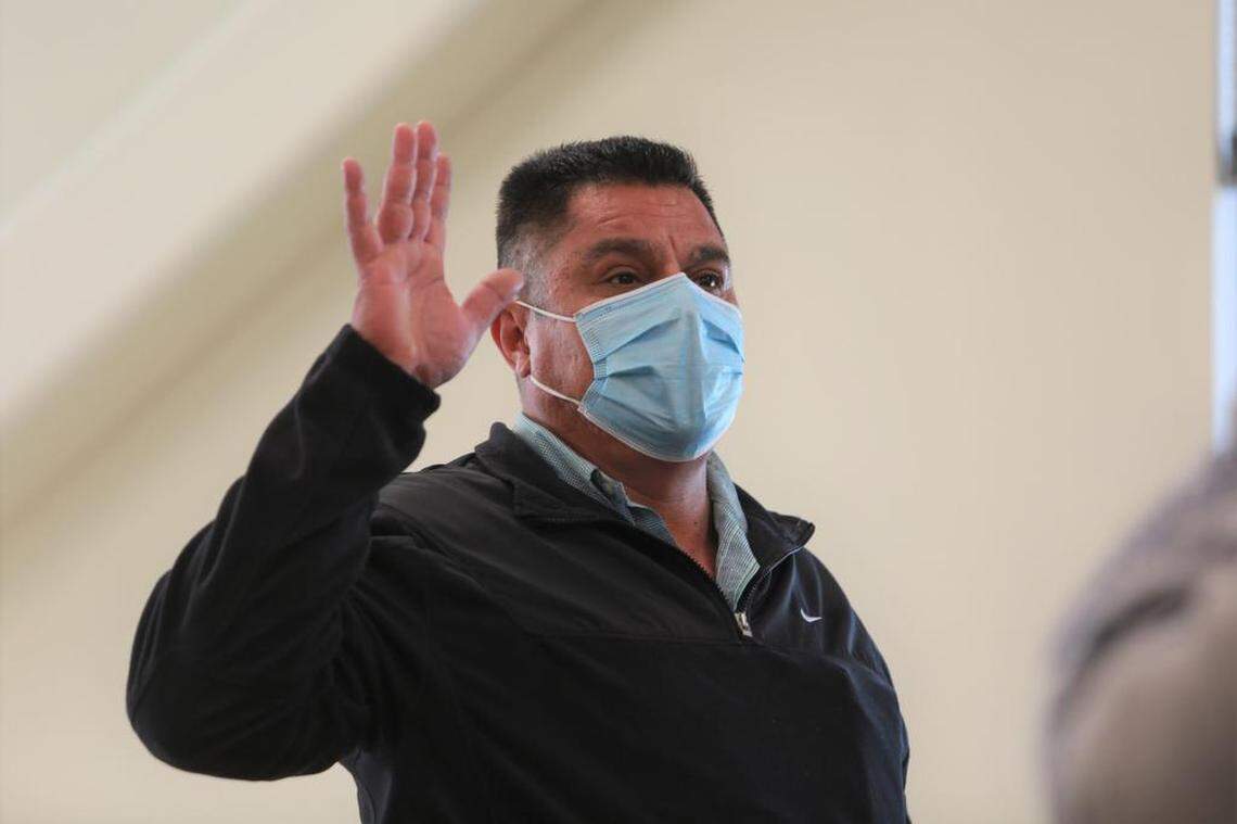 Francisco Javier Alcaráz se convirtió en nuevo ciudadano la mañana del jueves, 17 de febrero cuando tomó juramento a la bandera de los Estados Unidos en las oficinas del Servicio de Ciudadanía e Inmigración de Estados Unidos en Fresno.&nbsp;