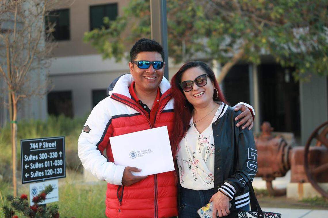 Gilberto Garzón se convirtió en nuevo ciudadano la mañana del jueves, 17 de febrero cuando tomó juramento a la bandera de los Estados Unidos en las oficinas del Servicio de Ciudadanía e Inmigración de Estados Unidos en Fresno.&nbsp;