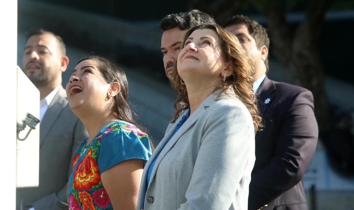 Adriana González Carillo, head consul of México in Fresno, looks up at the Mexican flag after it was raised during a Sept. 15, 2022 ceremony at Fresno City Hall.