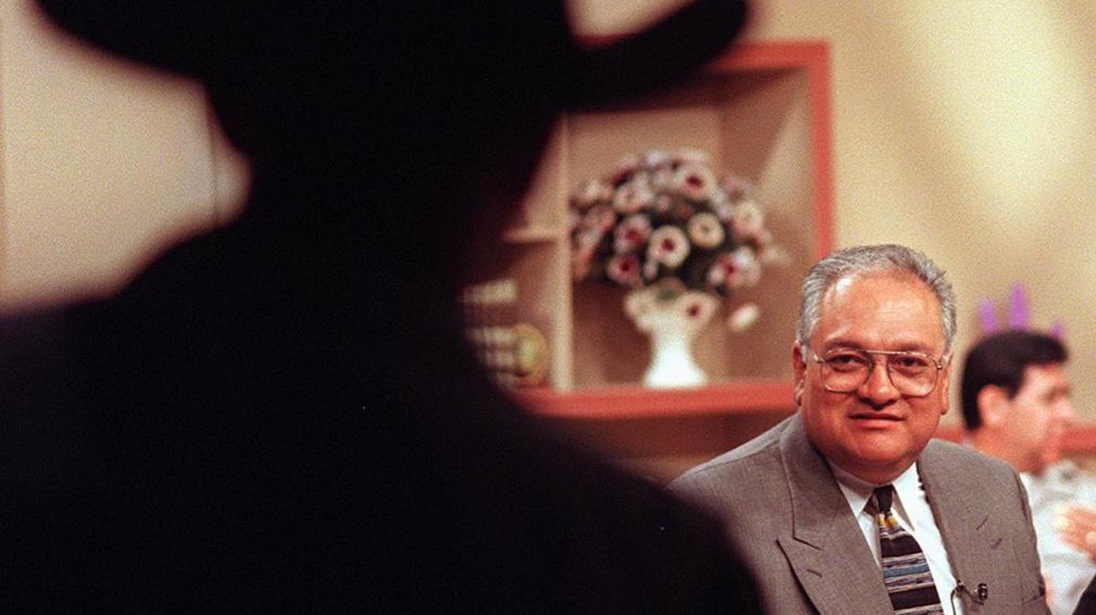 El presentador de noticias de la KFTV, Pedro Santos, entrevista a un músico en 1998. Murió el mes pasado a los 76 años.