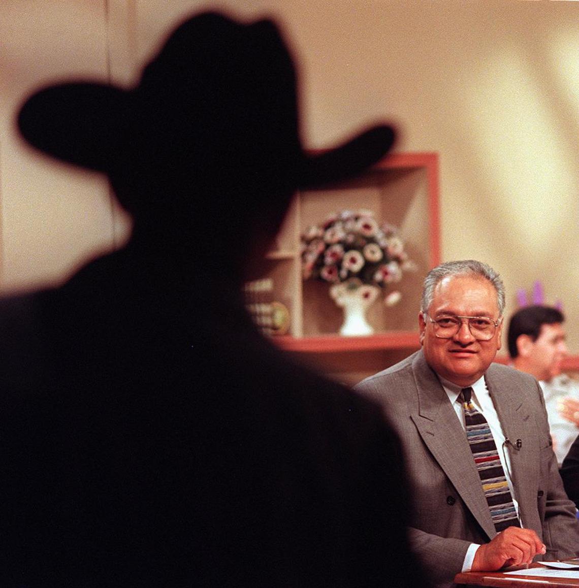 Pedro Santos introduces a young singer from Monterrey, México in 1998 while co-hosting ‘Arriba Valle Central.’