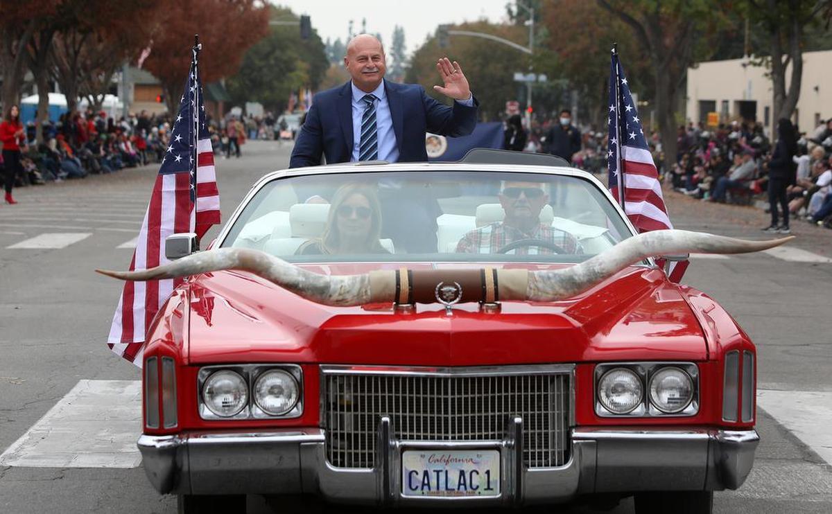 Fresno Mayor Jerry Dyer waves along the Central Valley Veterans Day Parade route on Nov. 11, 2021.