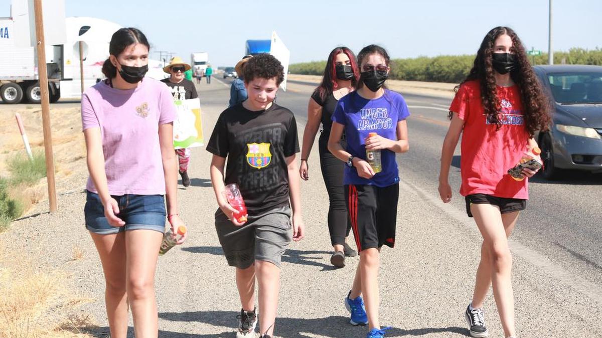 Jóvenes durante la marcha y cabalgata anual en honor de Joaquín Murrieta el fin de semana del 24 y 25 de julio.