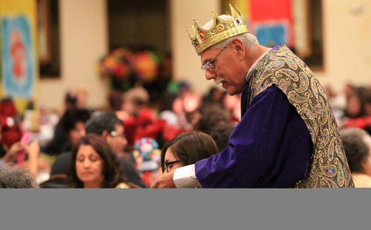 El concejal electo de Fresno Sal Quintero interpreta el papel de uno de los Reyes Magos y reparte caramelos durante el 35º desfile de moda anual Fiesta Navideña de la League of Mexican American Women en 2010. La liga celebró su 50 aniversario el sábado.