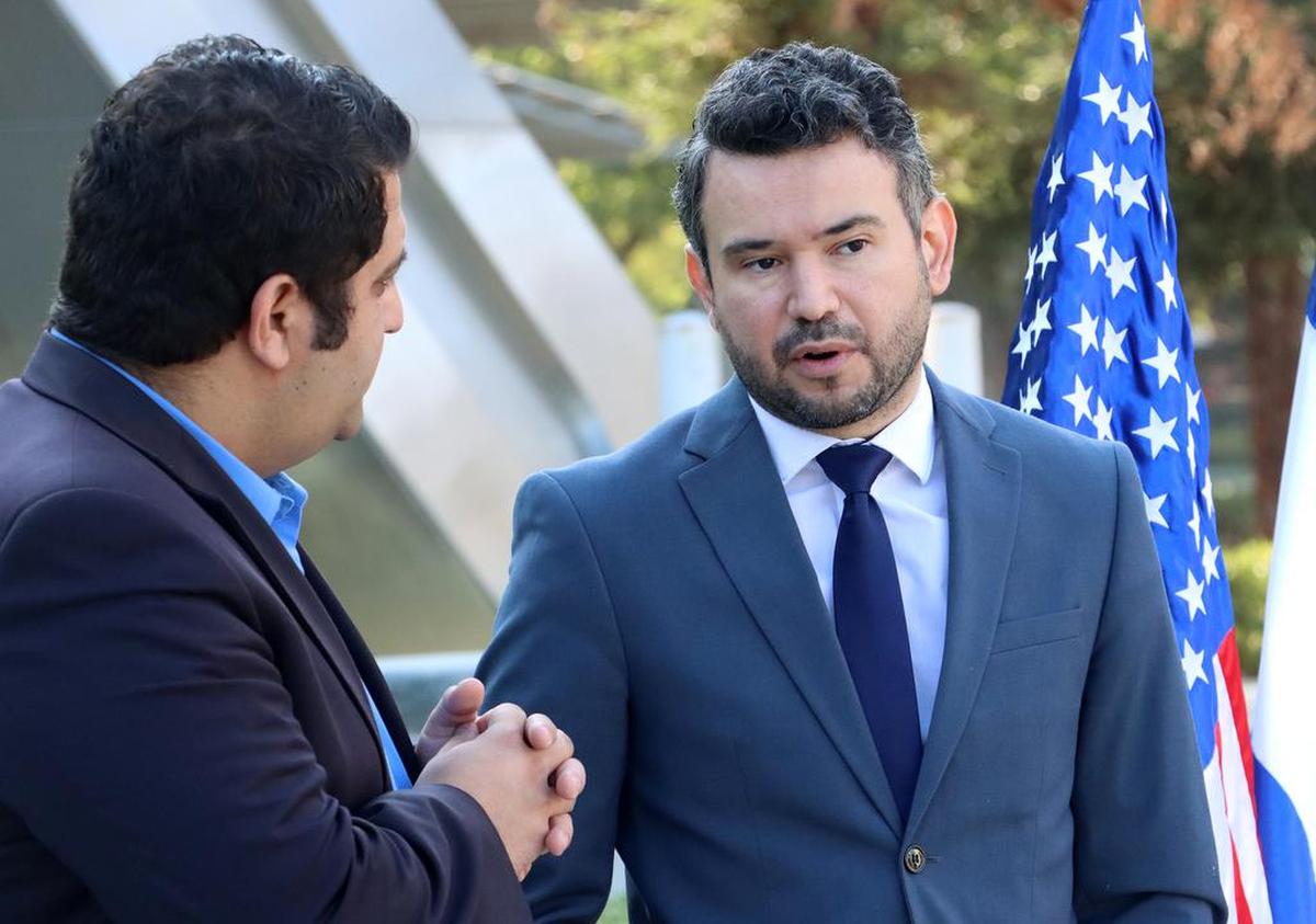 Jason Manuel Castro Olivares, cónsul principal en Fresno del consulado salvadoreño, habla con el consejal de Fresno, Mike Karbassi, el 16 de septiembre de 2022.