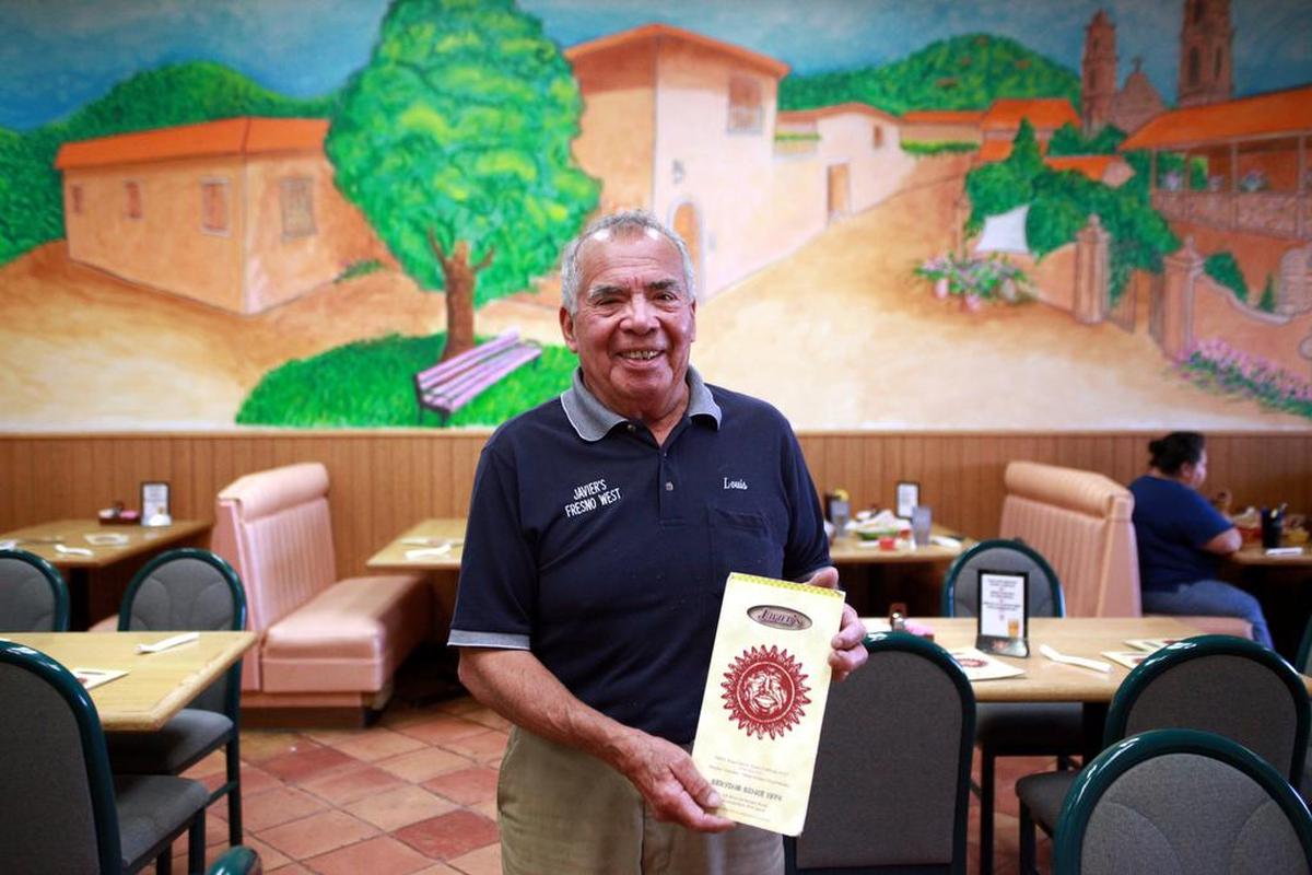 Louis Durán, también conocido como Louie Durán, es propietario del Javier's Mexican Restaurant desde 1974. Fue honrado en esta foto de archivo del Fresno Bee el 13 de noviembre de 2013 como pionero por la Asociación de Desarrollo Económico de la Comunidad del Sureste de Fresno.