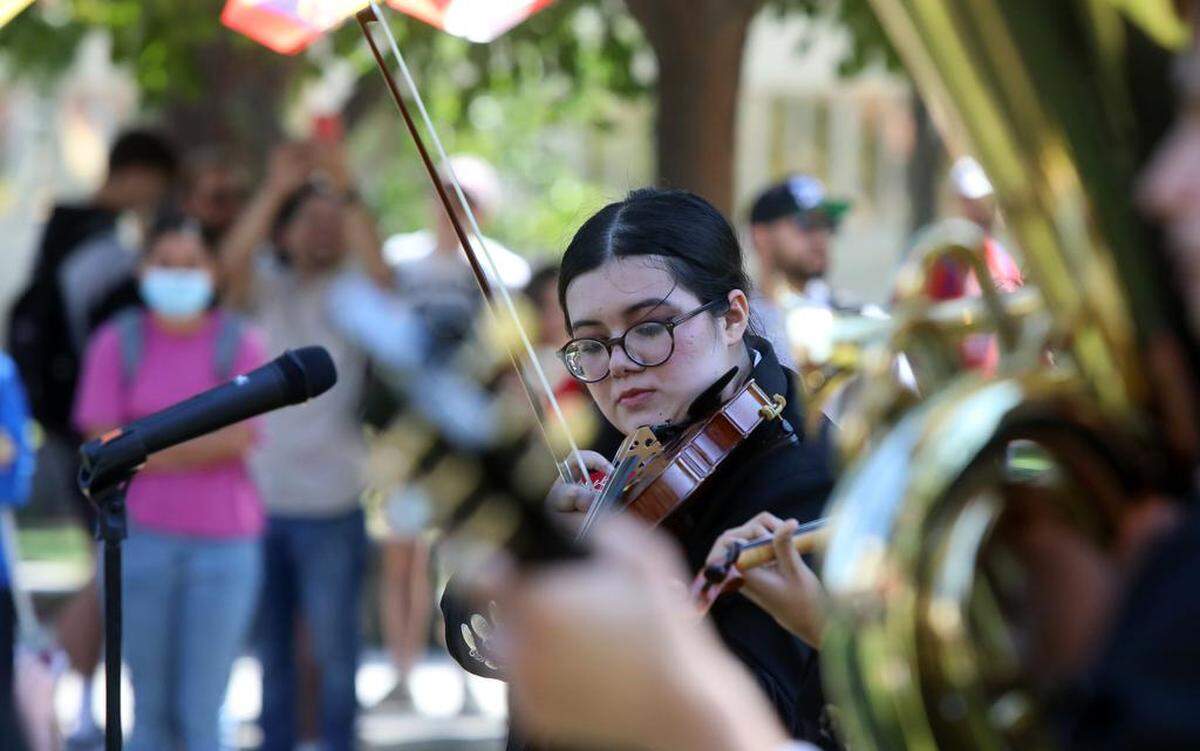 Mariachi Orgullo Fresno State vocalist/violinist Leo Jimesanagnos gets ready to perform during the Sept. 21, 2022 Bienvenida (Welcome) celebration in front of the Kennel Bookstotre.