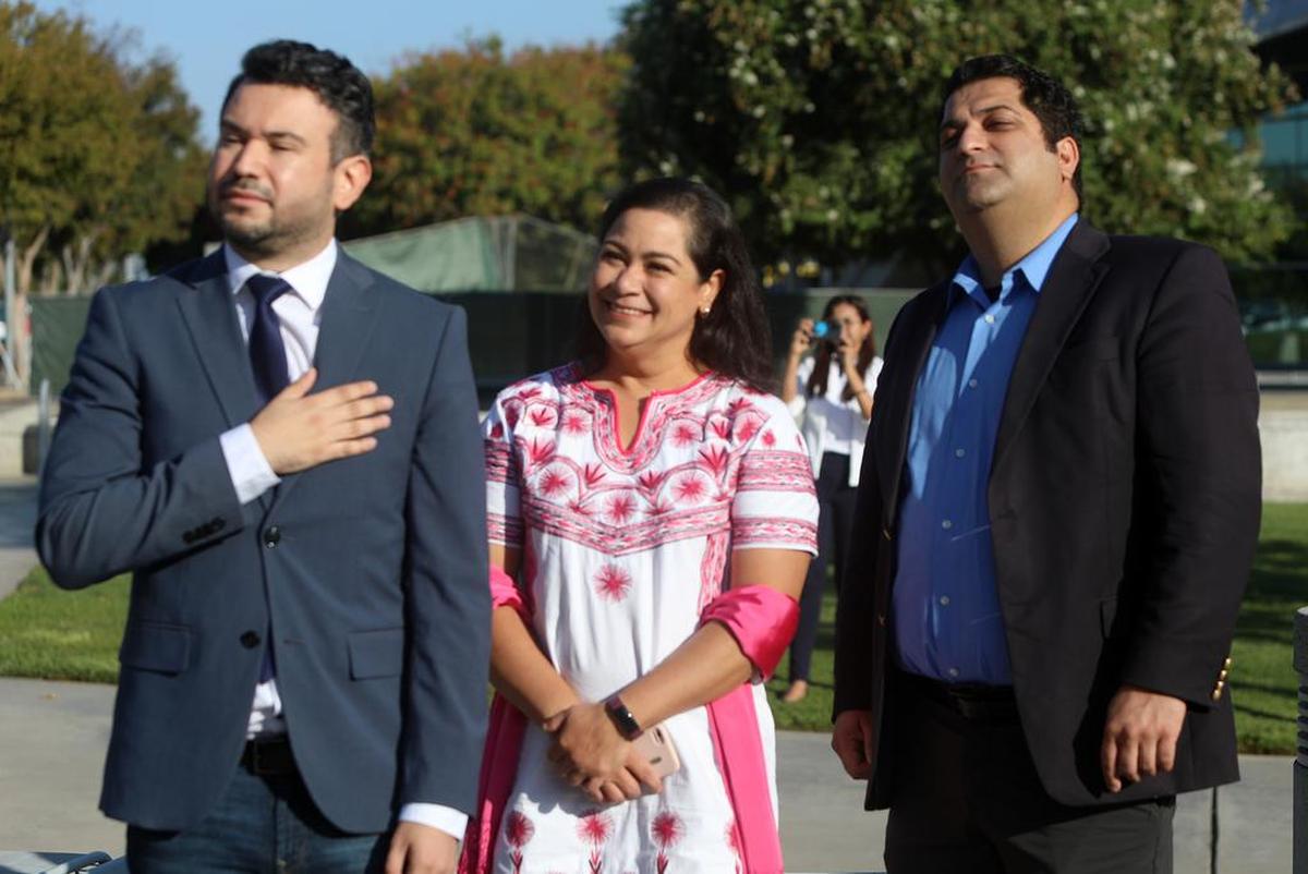 Jason Manuel Castro Olivares, cónsul principal en Fresno del consulado salvadoreño, estuvo acompañado por la cónsul mexicana Adriana González Carillo y el concejal de la ciudad de Fresno, Mike Karbassi.