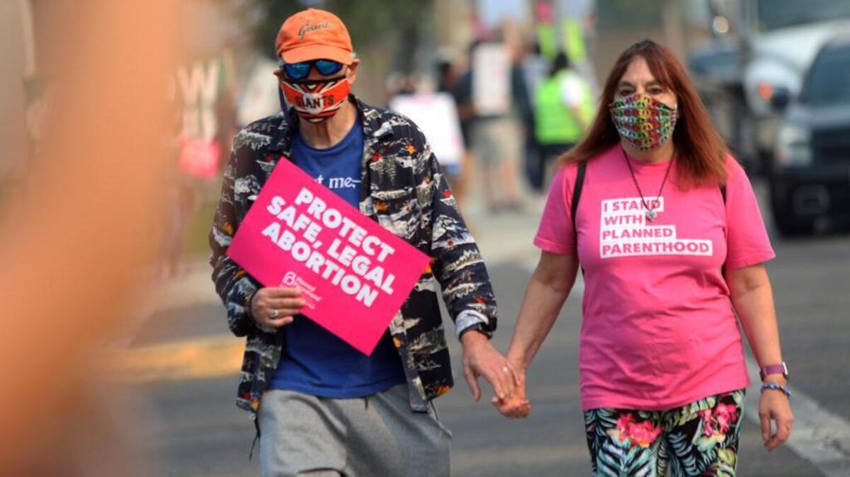 Marcha de Mujeres de Fresno para apoyar el derecho al aborto el 2 de octubre de 2021. California tiene algunas de las protecciones más completas del país en materia de aborto.