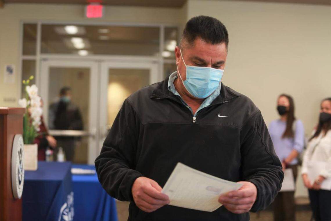 Francisco Javier Alcaráz se convirtió en nuevo ciudadano la mañana del jueves, 17 de febrero cuando tomó juramento a la bandera de los Estados Unidos en las oficinas del Servicio de Ciudadanía e Inmigración de Estados Unidos en Fresno.&nbsp;