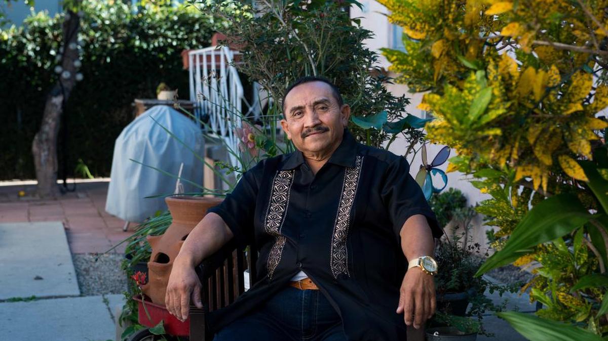 Pablo Ek Oxte, un plomero originario del pueblo de Citilcum en Yucatán, posa en el patio de su casa de Los Ángeles.