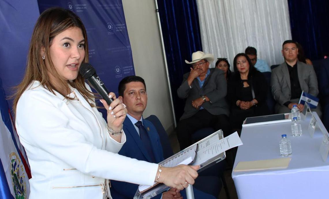 La Viceministra de la Diáspora y Movilidad Humana de El Salvador, Cindy Mariella Portal, ayudó a inaugurar el nuevo Consulado salvadoreño en el noreste de Fresno el 6 de junio de 2022.