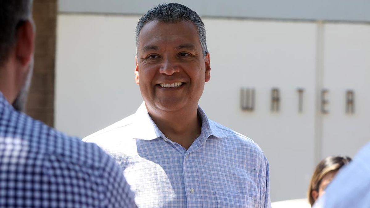 El senador Alex Padilla, demócrata de California, en el Valle Central en julio de 2021. El senador ha impulsado una enorme reforma migratoria desde que asumió el cargo.