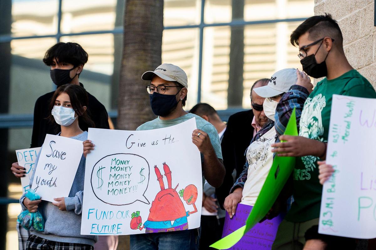 Los jóvenes y los miembros de la comunidad se reúnen fuera del Centro Cívico de Merced durante la manifestación Fund Our Futures en Merced, California, el lunes 18 de octubre de 2021. La manifestación se llevó a cabo para instar a la Ciudad de Merced a invertir $3 millones de los $27 millones de Dinero de ayuda federal de la Ley del Plan de Rescate Estadounidense para trabajos para jóvenes e ingresos directos.