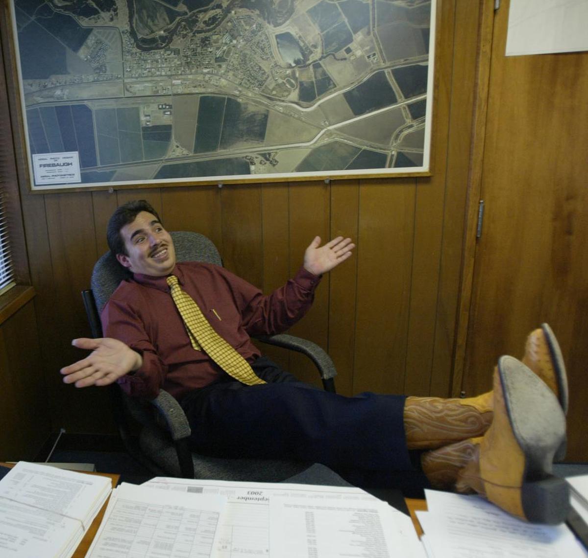 José Antonio Ramírez posa en su oficina dentro del Ayuntamiento de Firebaugh en 2003.