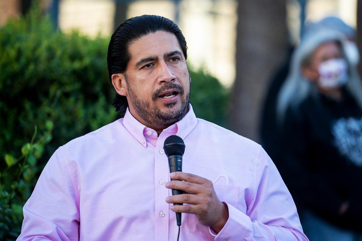 El concejal de la ciudad de Merced, Jesse Ornelas, habla con los jóvenes y miembros de la comunidad fuera del Centro Cívico de Merced durante la manifestación Fund Our Futures en Merced, California, el lunes 18 de octubre de 2021. La manifestación se llevó a cabo para instar a la ciudad de Merced a invertir $3 millones de los $27 millones del dinero de ayuda federal de la Ley del Plan de Rescate Estadounidense, en empleos para jóvenes e ingresos directos.