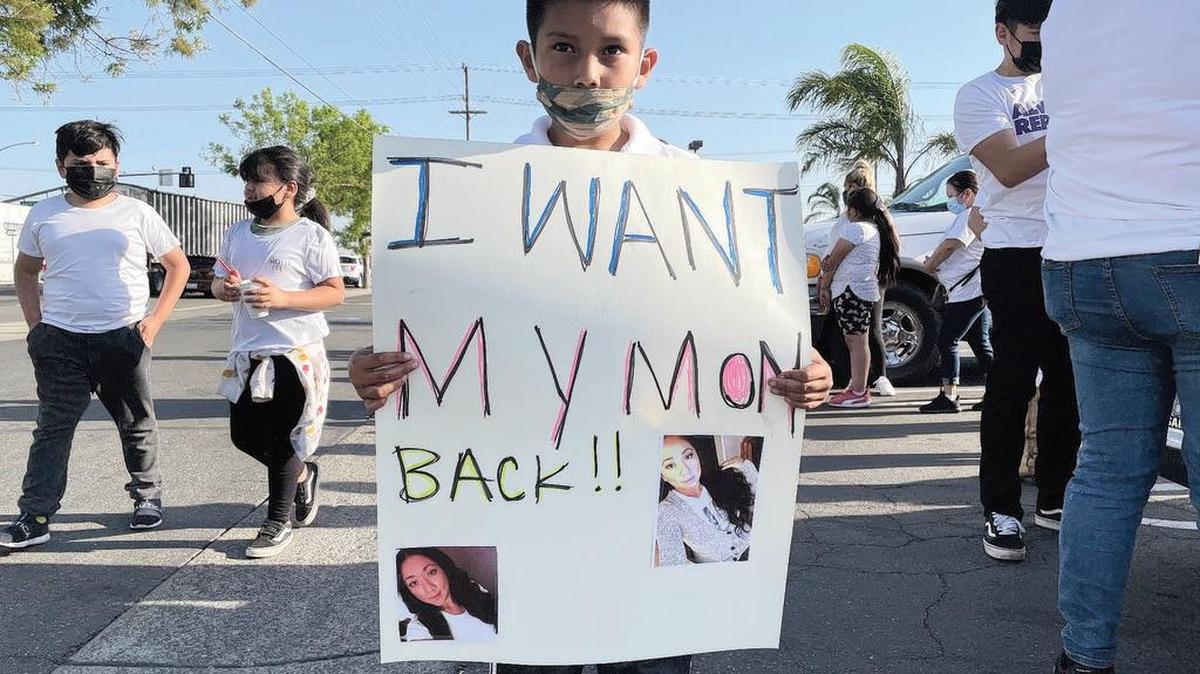 Kevin Cázares, el hijo de 8 años de Susana Torres, sostiene un cartel que dice “¡¡Quiero a mi mamá de vuelta !!” durante un mitin del 20 de abril de 2021 por Torres.