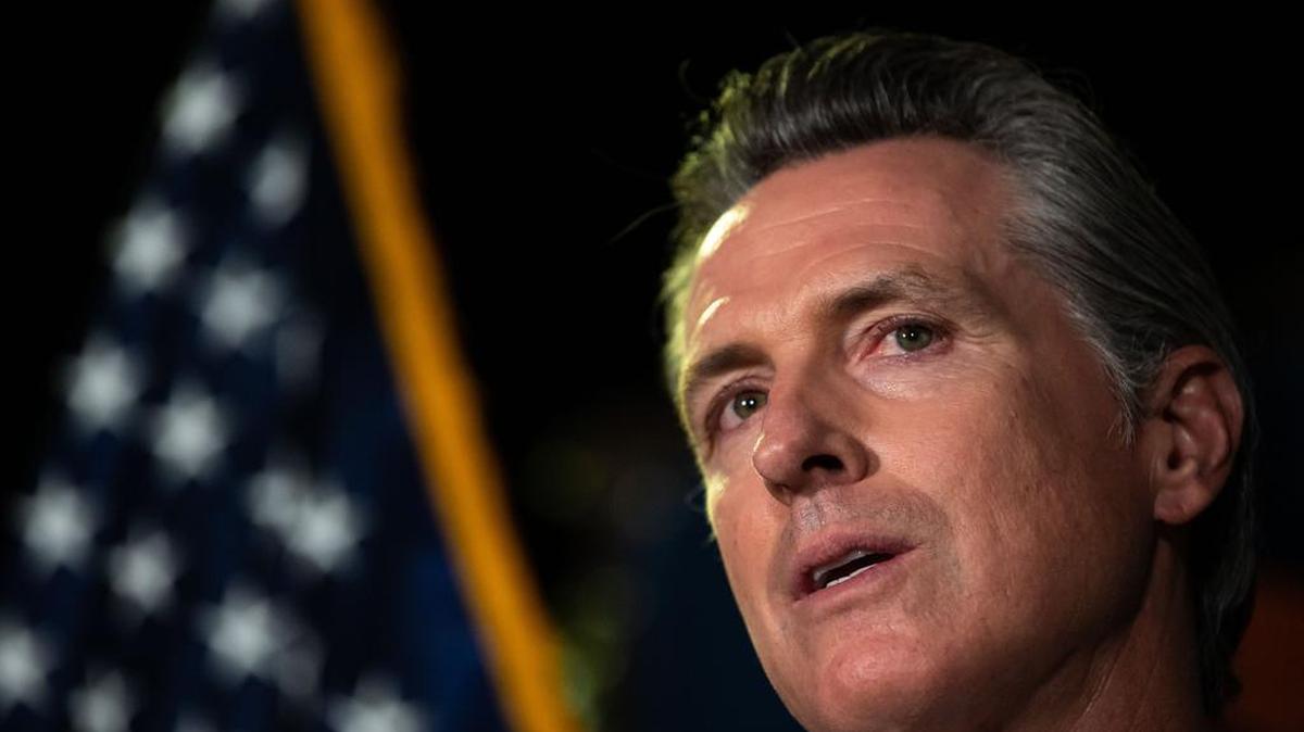 El Gobernador Gavin Newsom da una declaración a los medios de comunicación poco después del cierre de las urnas en todo el estado, con los primeros resultados que le dan una clara ventaja y Associated Press calificando la elección revocatoria a su favor, el martes 14 de septiembre de 2021 en el Sede del Partido Demócrata en Sacramento.