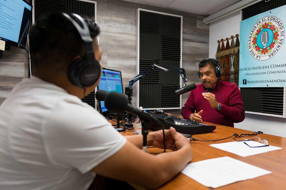 Francisco Didier Ulloa (d) y Bernardino Almazán (i) mientras presentan un programa en Radio Indígena en español y mixteco en Oxnard, California.