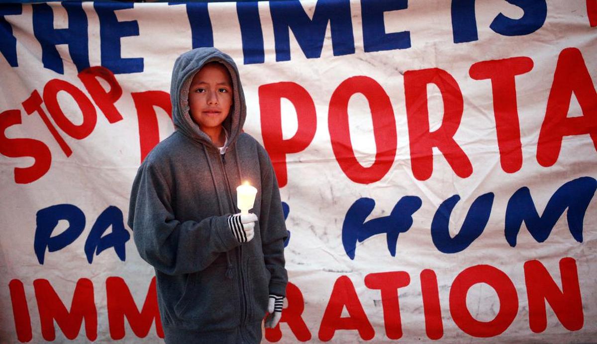 Cerca de 50 personas participaron en una vigilia y ayuno en apoyo de una reforma migratoria integral frente al Tribunal Federal de Fresno en diciembre de 2013.