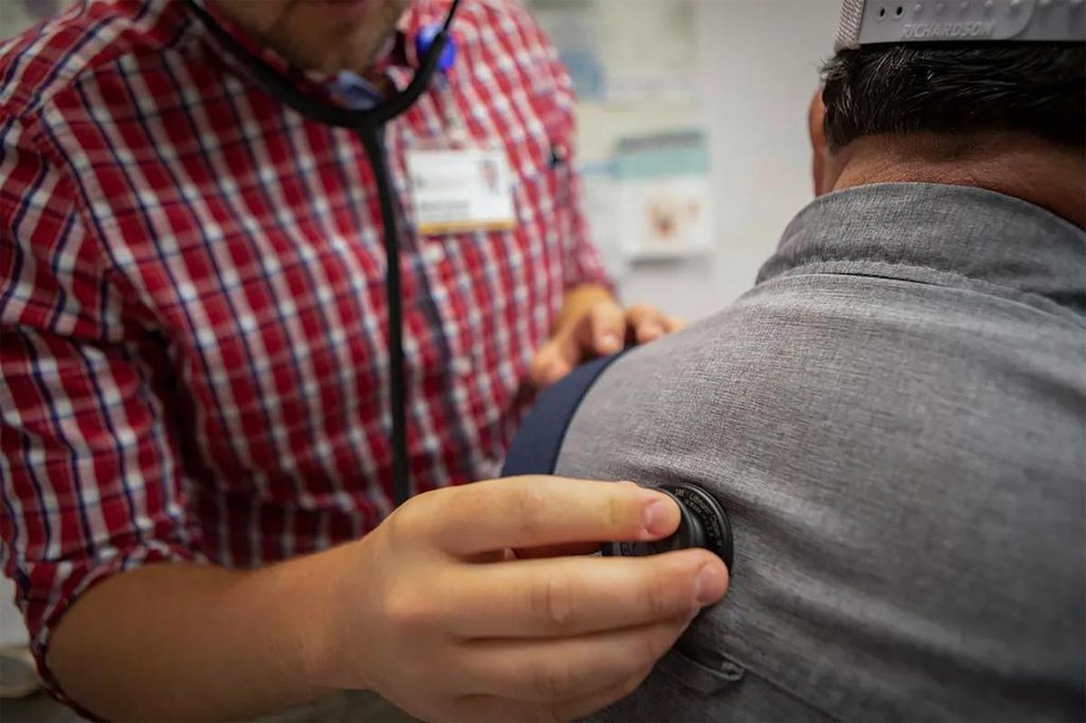 El asistente de un médico escucha los latidos del corazón de un paciente en una clínica en Bieber.
