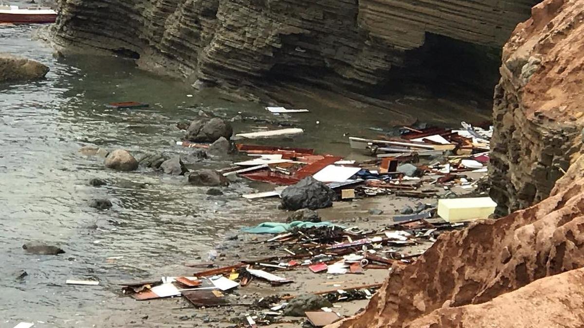 Al menos tres personas murieron y decenas fueron rescatadas frente a la costa de San Diego después de que un presunto barco de contrabando zozobrara en aguas turbulentas.