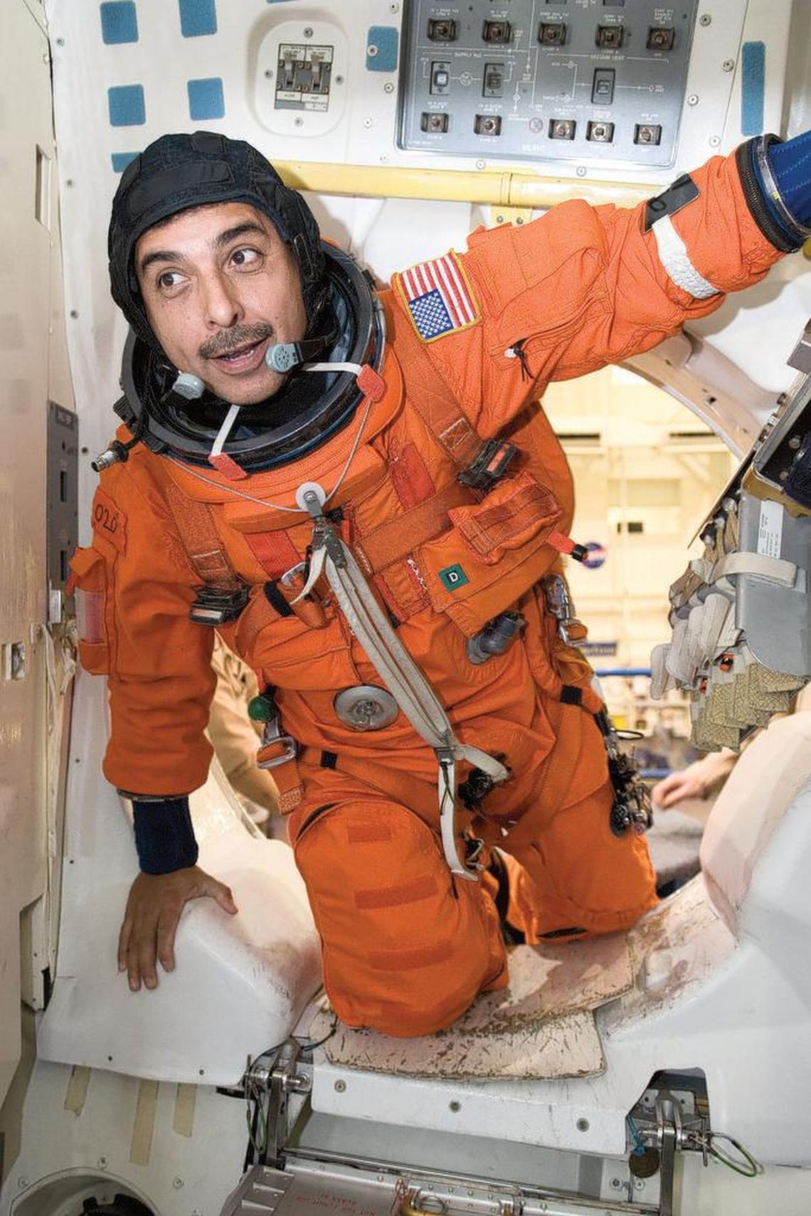 El astronauta José Hernández, especialista de la misión STS-128, en sesión de entrenamiento de enero de 2009.