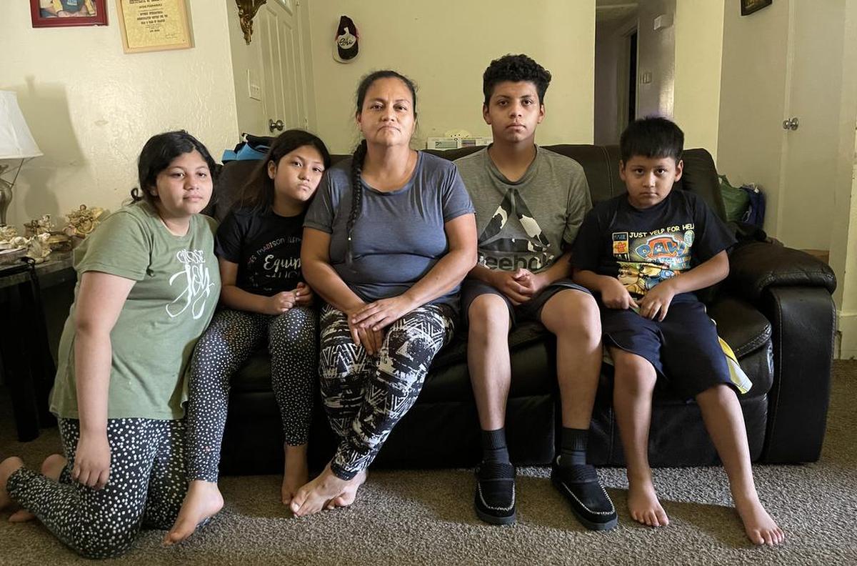 María Rubio y sus cinco hijos tienen asma desde hace años. Rubio, fotografiada con cuatro de sus hijos, Andrea (desde la izquierda), Esmeralda, Josué y Lino, dice que su asma ha empeorado desde que la familia se mudó al Valle Central.
