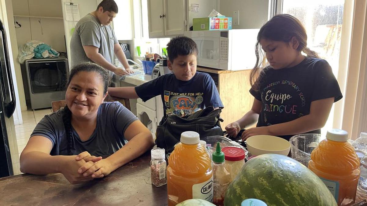María Rubio vive en la ciudad agrícola de Madera, California, con su novio y cinco hijos, todos con asma. Rubio, fotografiada con sus hijos (desde la izquierda) Lino y Esmeralda, dice que su asma ha empeorado desde que la familia se mudó al Valle Central.