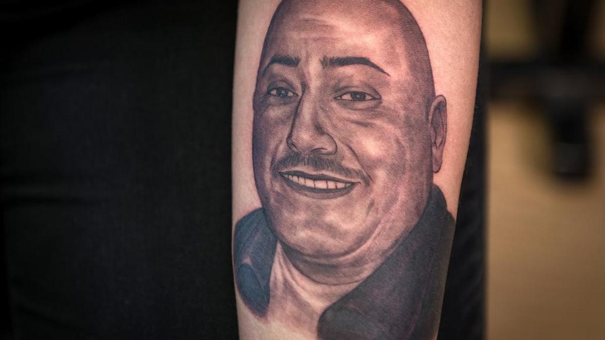 La imagen del artista del tatuaje Philip Martin Martínez, fallecido por COVID, que su colega Efraín Espinoza Díaz Jr., conocido como ‘Rock’, tatuó en el brazo de su viuda Anita Martínez en el local de Southbay Tattoo and Body Piercing en Carson.