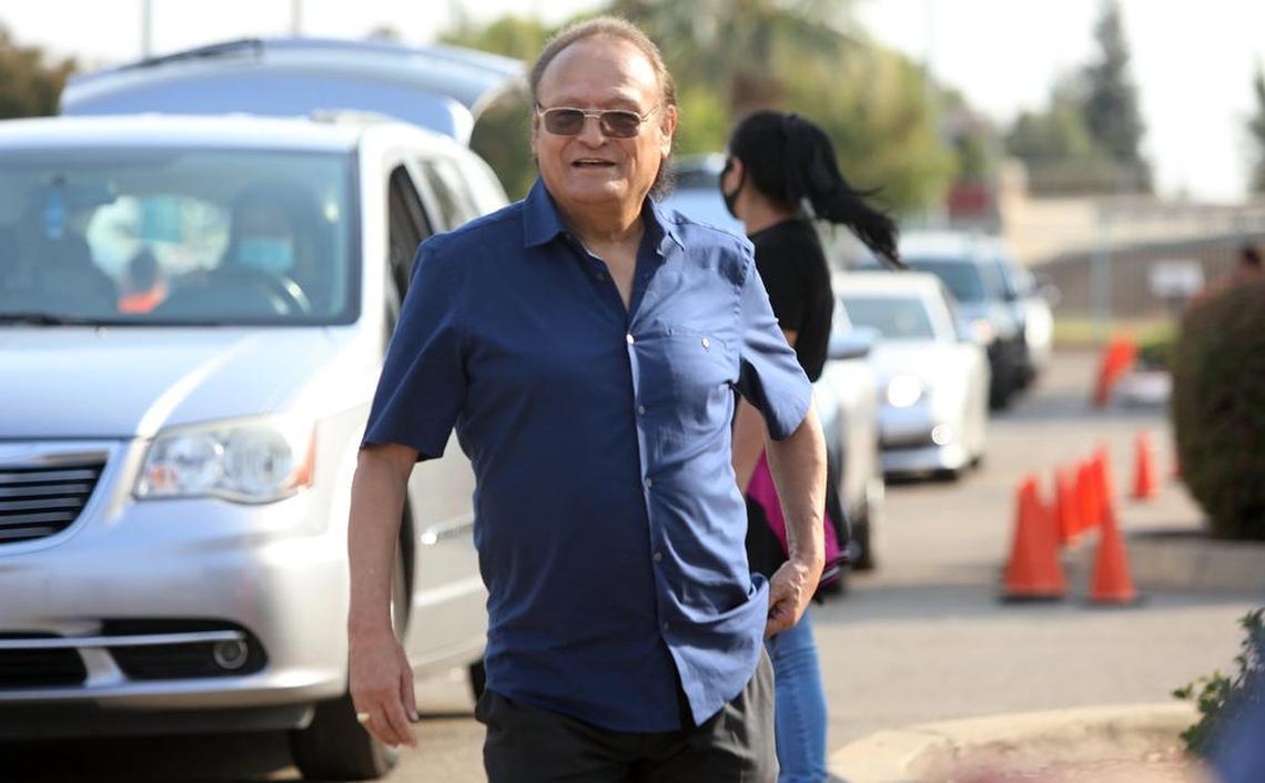 Orange Cove Mayor Víctor López helped oversee a food distribution in October 2020.