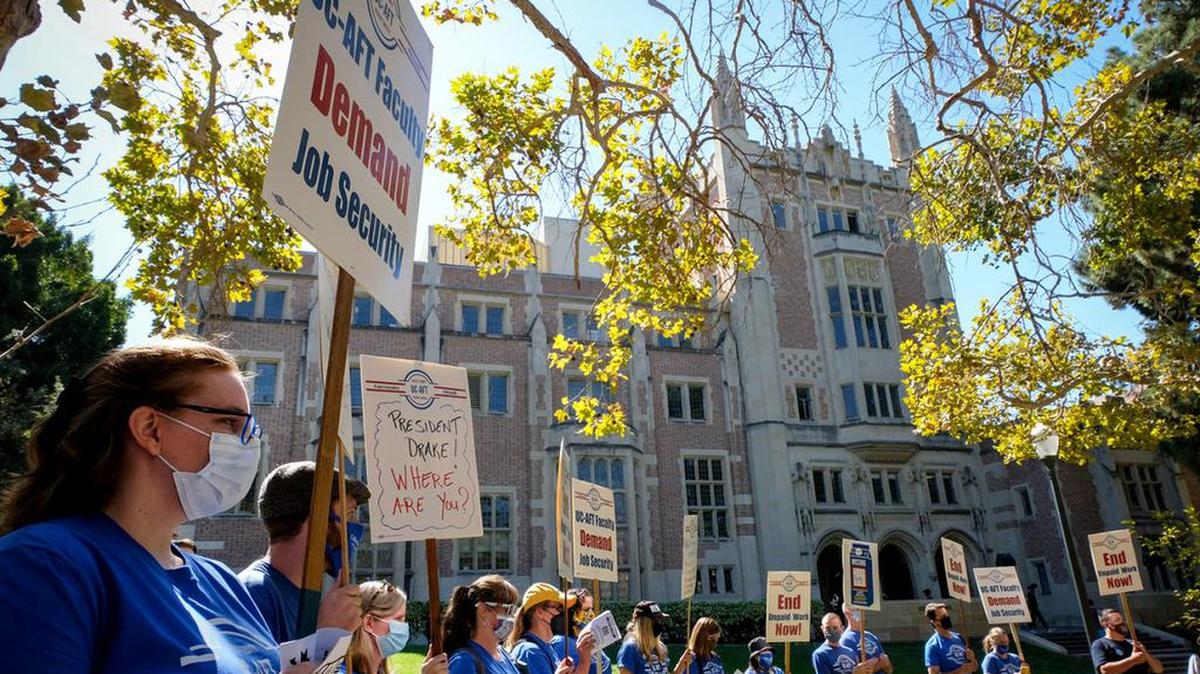 Maestros de UCLA se reúnen afuera de Kerchoff Hall en el campus de UCLA exigiendo estabilidad laboral y salarios justos el 13 de octubre de 2021.