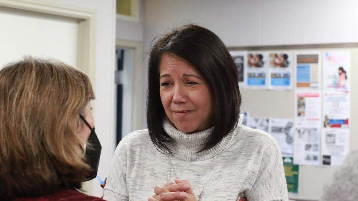 Adela Jones, Superintendent of Sanger Unified School District during the 2022 Migrant Family Christmas hosted by the Office of the Fresno County Superintendent of Schools Migrant Education Program, Region IV. The event celebrated the Bahena sisters and their four children from the Sanger Unified School District on Dec. 6./Adela Jones, Superintendente del Distrito Escolar Unificado de Sanger durante la Navidad de Familias Migrantes de 2022 organizada por la Oficina del Programa de Educación para Migrantes del Superintendente de Escuelas del Condado de Fresno, Región IV. El evento celebró a las hermanas Bahena y sus cuatro hijos del Distrito Escolar Unificado de Sanger el 6 de diciembre.