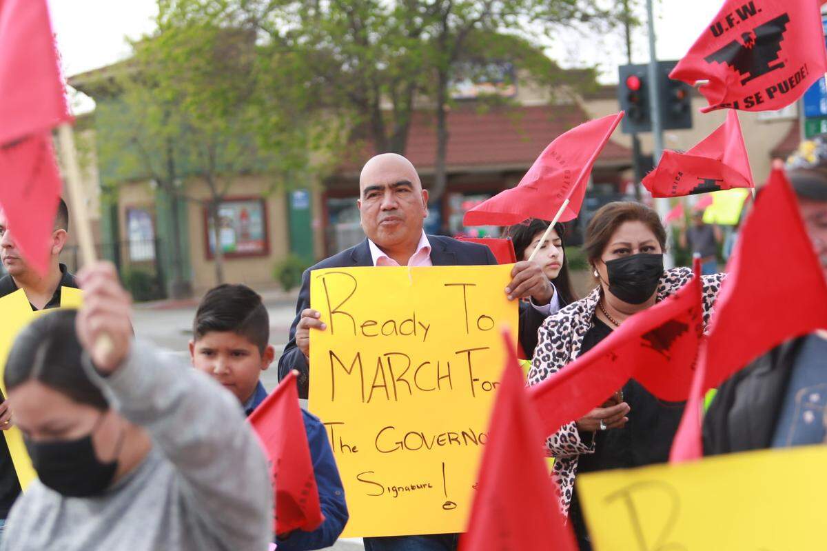 Decenas de trabajadores agrícolas de la Fundación UFW junto a líderes comunitarios como el concejal de la ciudad de Tulare José Sígala (centro) y otros simpatizantes y aliados alzaron sus voces en una manifestación en el histórico centro comercial Plaza México la mañana del jueves 31 de marzo pidiéndole a Newsom su apoyo a la ley.
