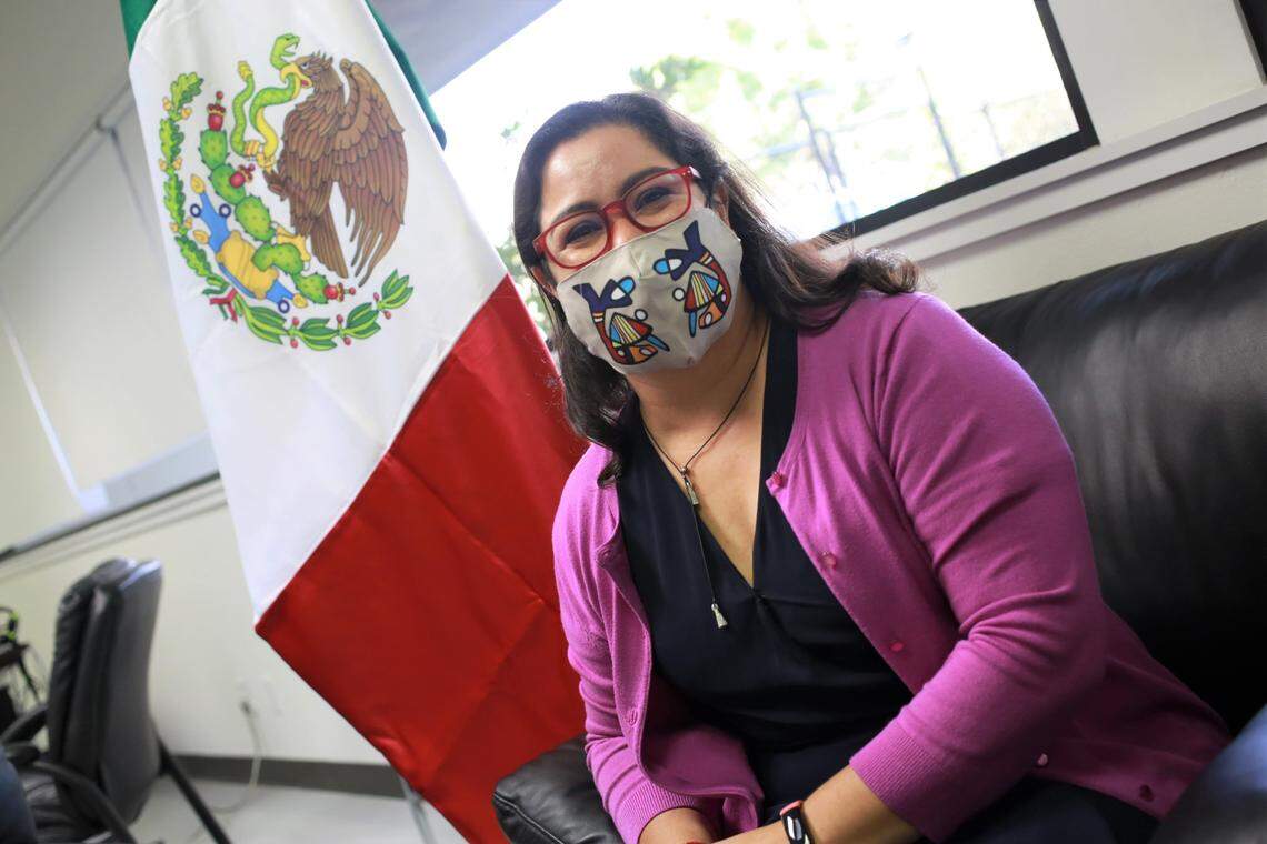 La Cónsul Titular Adriana González Carrillo hace un llamado el 25 de agosto para que la gente denuncie si fueron estafadas por el guardia de seguridad. El consulado despidió este mes a un guardia de seguridad y dos empleados involucrados en estafa de ventas de citas. Consulado está buscando a víctimas adicionales.