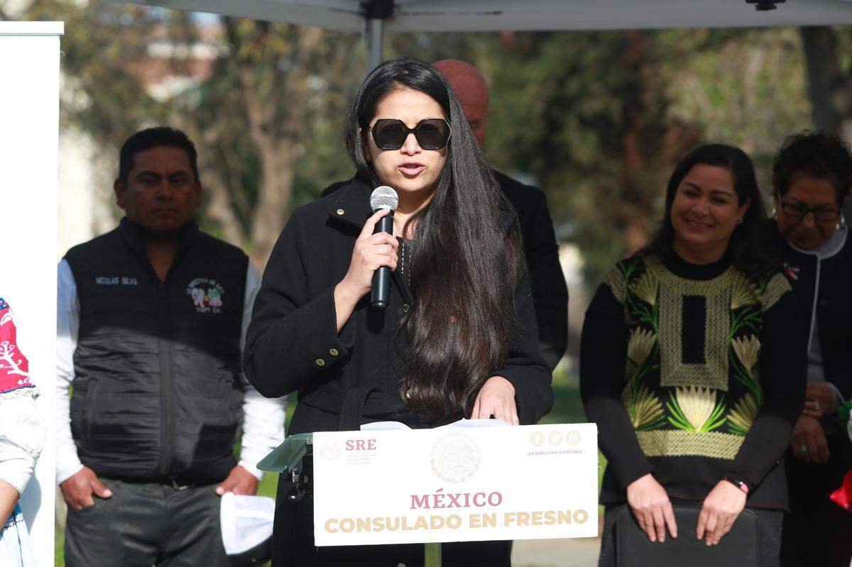Elsa Mejía, concejala de la ciudad de Madera y la primera mixteca elegida para ese cargo durante la ceremonia del 216vo aniversario del Natalicio del Benemérito de las Américas Benito Juárez, la mañana del lunes, 21 de marzo en el Parque Courthouse donde se encuentra una estatua de Juárez, quien es reconocido como uno de los mejores presidentes de México.