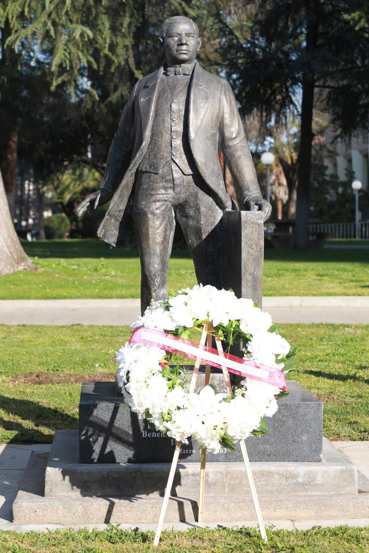 El Consulado de México en Fresno celebró el 216vo aniversario del Natalicio del Benemérito de las Américas Benito Juárez, la mañana del lunes, 21 de marzo en el Parque Courthouse en la esquina de la Calle Tulare con la Avenida Van Ness donde se encuentra una estatua de Juárez, quien es reconocido como uno de los mejores presidentes de México.